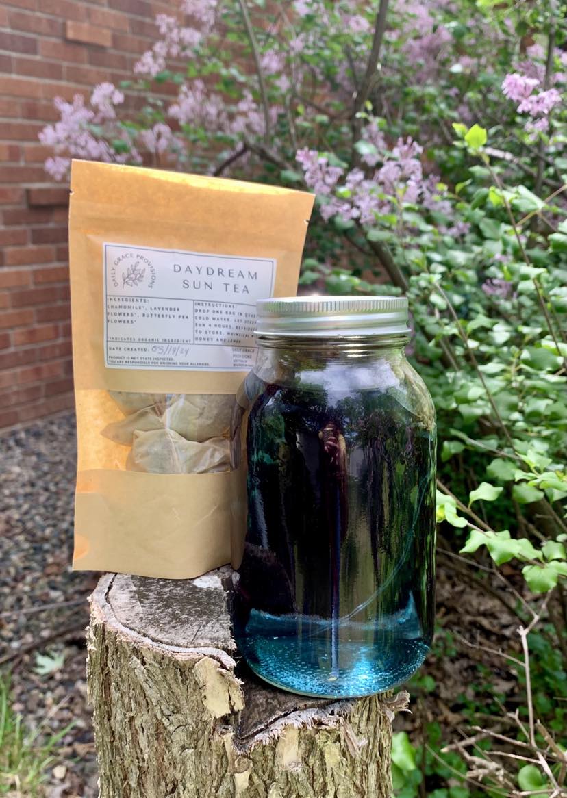 image of a quart of brewed tea next to a package of tea bags
